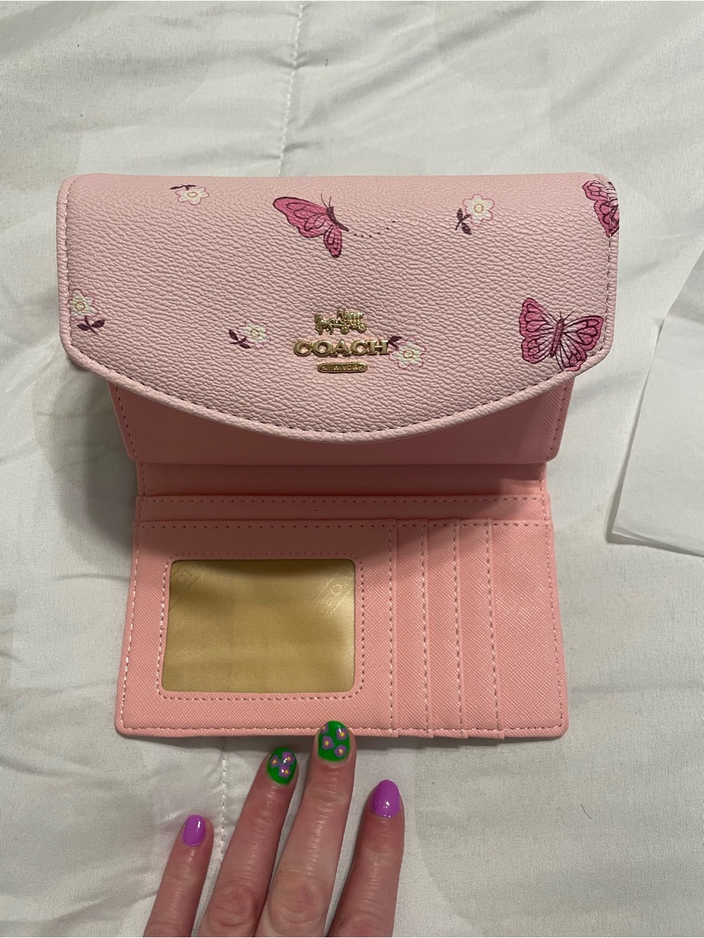 Coach Pink Butterfly medium size
Wallet with Gold Logo - Picture 5 of 8